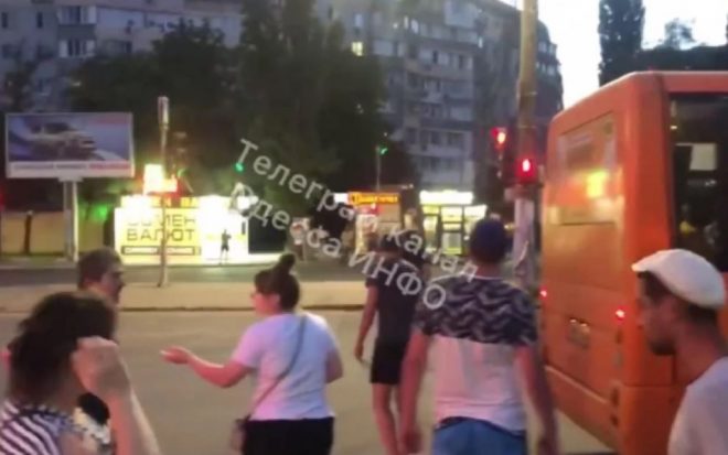 В Одессе на остановке «линчевали» агрессивного пассажира (ВИДЕО)