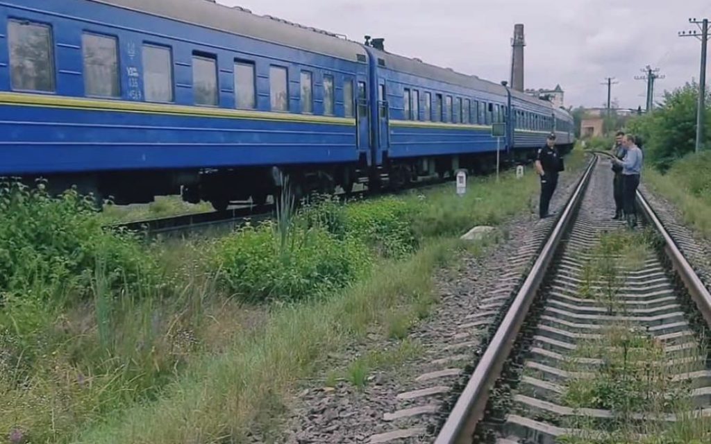 На рельсах под поездом в Ивано-Франковской области погиб мужчина (ФОТО)