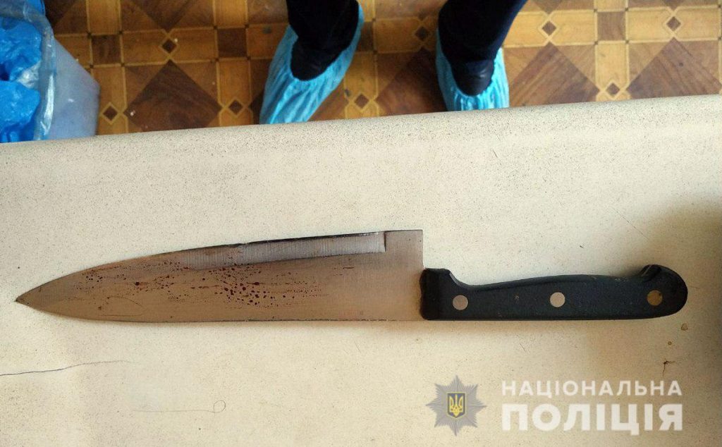 Неадекватный мужчина порезал мать в Киеве (ФОТО)