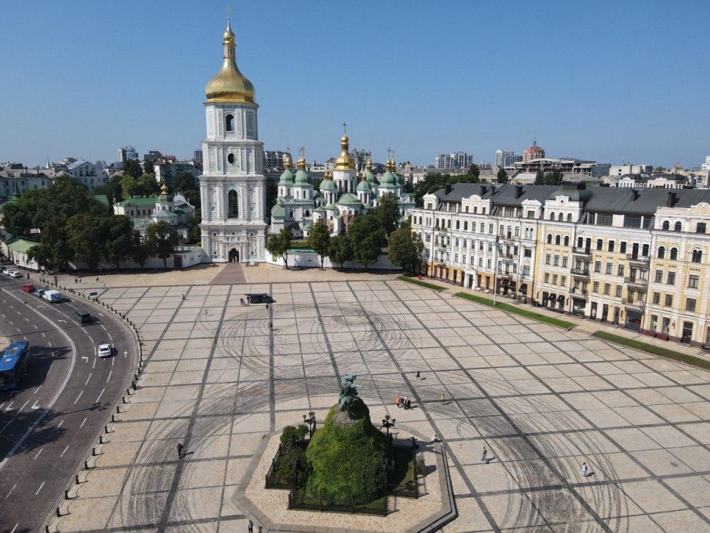 Дрифт на Софиевской площади в Киеве: чистка брусчатки займет три дня (ВИДЕО)