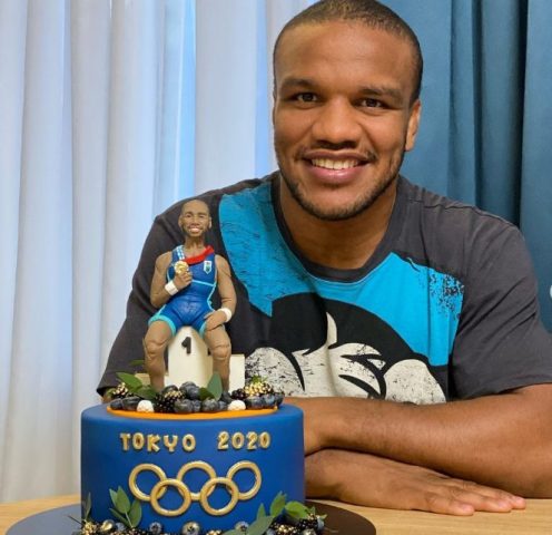 После победы на Олимпиаде Беленюку подарили торт с копией спортсмена (ФОТО)