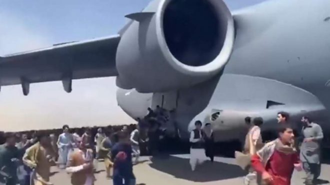 Отчаявшийся афганец попытался улететь на фюзеляже самолета (ВИДЕО)