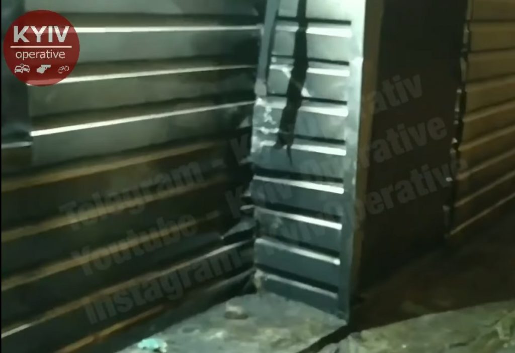 На Саперной слободке в Киеве подожгли колбасный магазин (ВИДЕО)