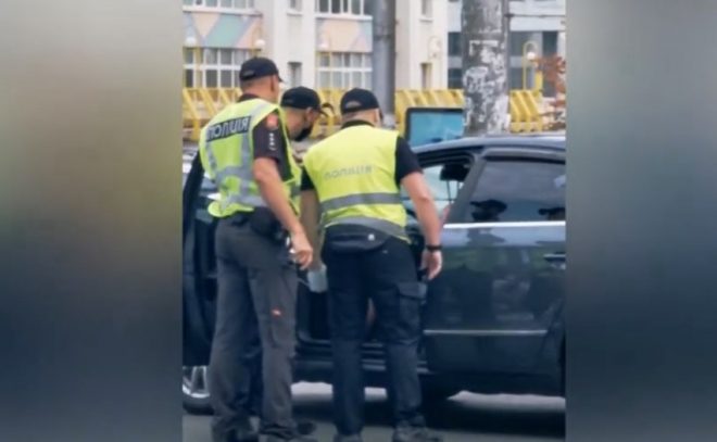 В центре Киева вооруженный водитель прорывался на репетицию парада (ВИДЕО)