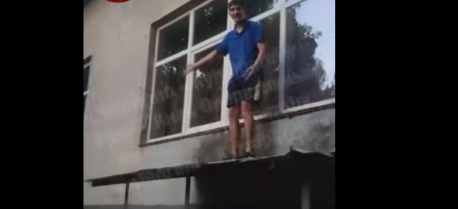В Киеве парень на крыше «казнил» электросамокат (ВИДЕО)