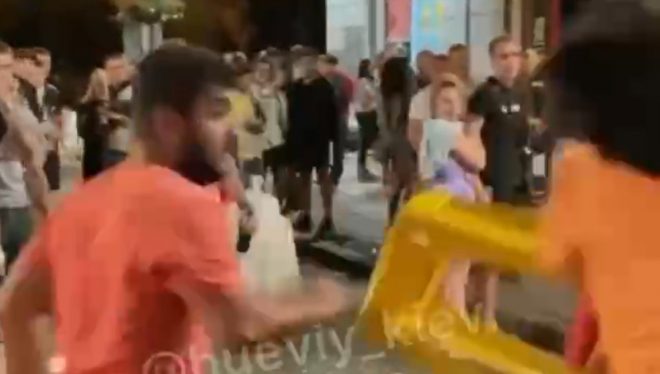 На Подоле в Киеве парни схлестнулись в жестокой драке (ВИДЕО)