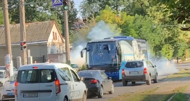Одесские ультрас забросали автобус «Черноморца» дымовухами и петардами (ВИДЕО)