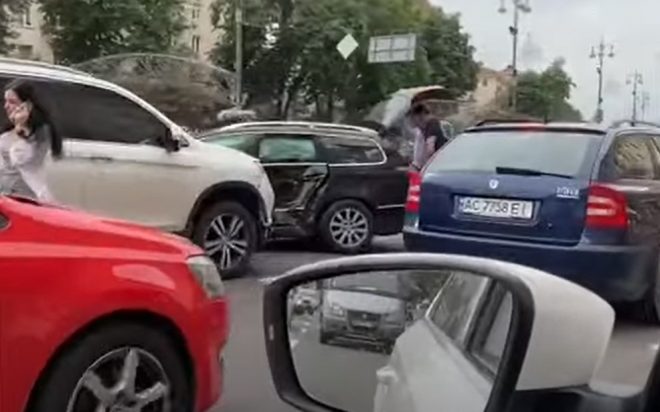ДТП на Крещатике в Киеве спровоцировало затор (ВИДЕО)