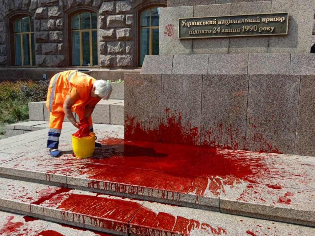 У входа в КГГА порезвились «кровавые» вандалы (ФОТО)
