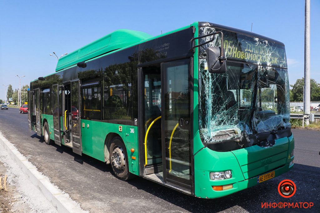 В Днепре автобус врезался в грузовик (ФОТО)