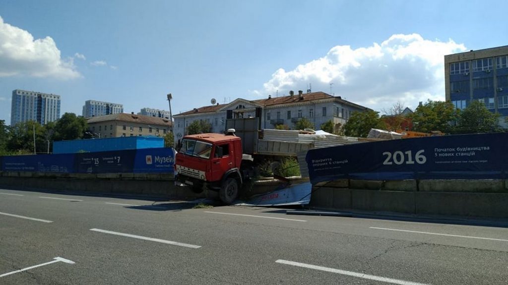 В Днепре грузовик протаранил строительное ограждение (ФОТО)
