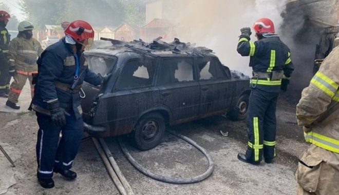 В Киеве горело здание, огонь перекинулся на гаражи (ФОТО)
