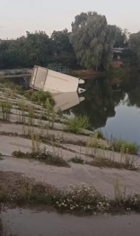 В Киеве на Борщаговке водитель искупал грузовик в озере (ФОТО, ВИДЕО)