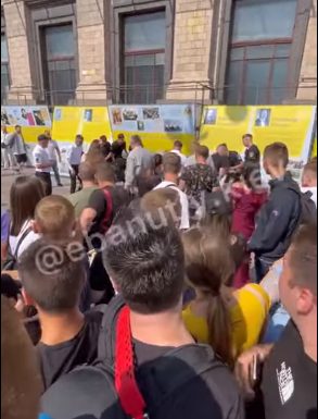 Парень пытался поджечь себя на параде в Киеве: его быстро «потушили» (ВИДЕО)