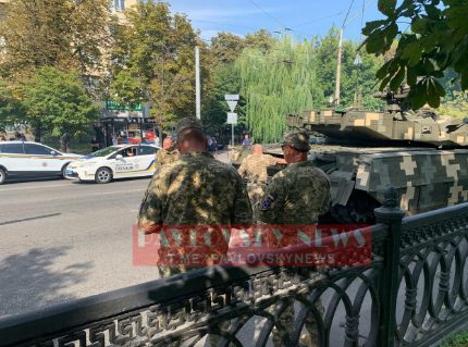 В Киеве на репетиции парада сломался танк (ФОТО, ВИДЕО)