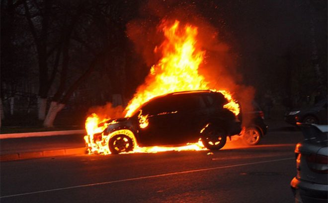 В Киеве на улице сгорел Audi (ФОТО, ВИДЕО)