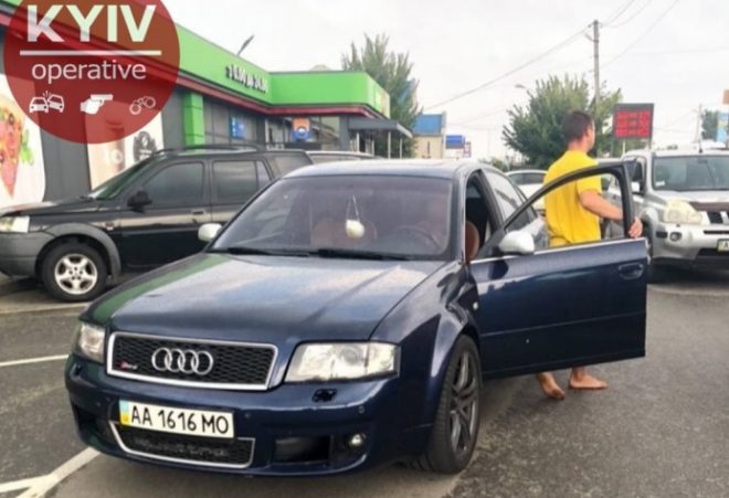 В Киеве полуголый водитель пытался скрыться от полиции с выключенным двигателем (ФОТО, ВИДЕО)