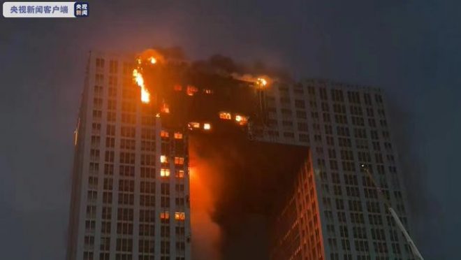 В Китае загорелся небоскреб с 400 квартирами (ФОТО, ВИДЕО)