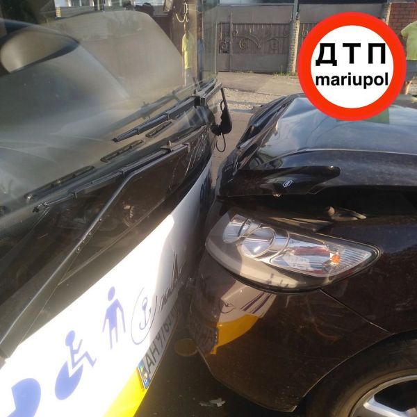В Мариуполе в автобус врезался Hyundai: у водителя разбита голова (ФОТО)