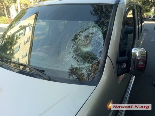 В Николаеве на переходе пешеход разбил стекло Fiat (ФОТО)