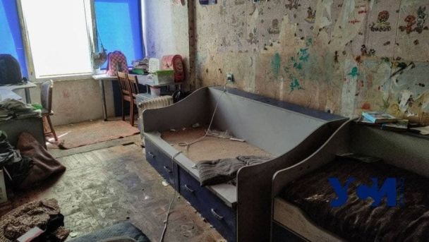 В Одессе женщина превратила квартиру в свалку: у нее забрали сына (ФОТО)