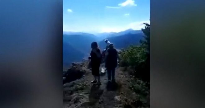В Турции мужчина случайно снял на видео падение тещи со скалы (ФОТО, ВИДЕО)