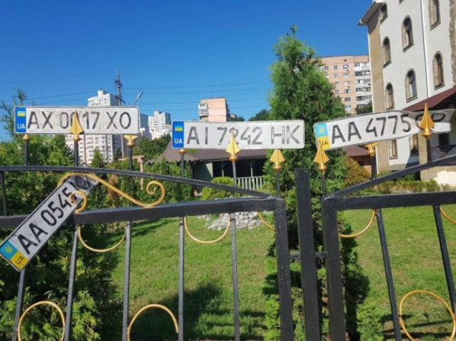 В Вышгороде после грозы на заборе развесили потерянные автономера (ФОТО)