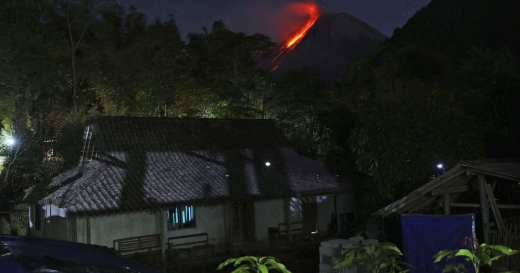На острове Ява извергается вулкан (ФОТО)