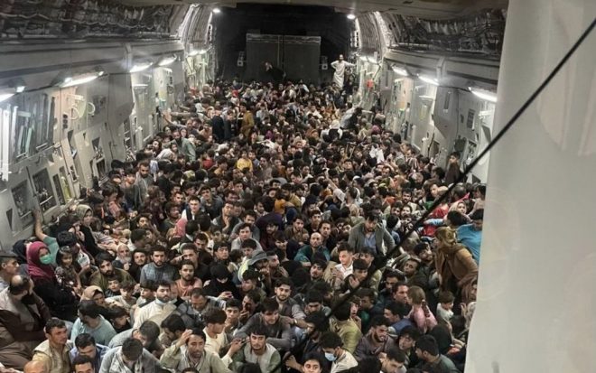 В самолете, эвакуировавшем афганцев из Кабула, нашли человеческие останки (ФОТО, ВИДЕО)
