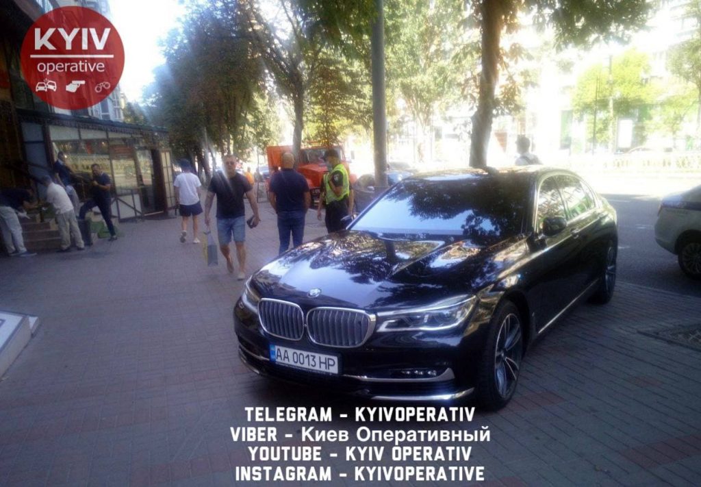 В центре Киева «герой парковки» напал на инспекторов (ФОТО)