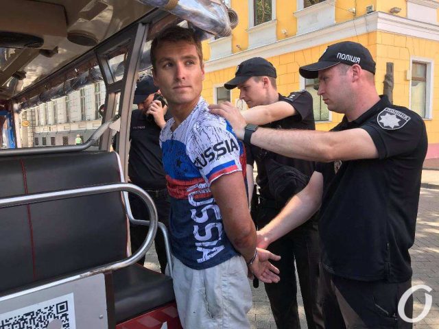 В центре Одессы задержали «американца» в футболке с цветами флага РФ (ФОТО, ВИДЕО)