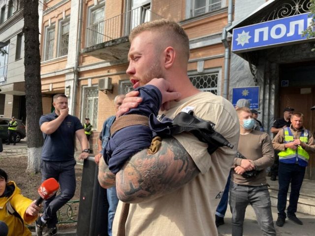 Нет репрессиям: Ветеран АТО порезал вены под зданием полиции в Киеве, его хотят арестовать