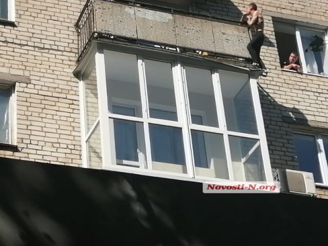 В Николаеве парень под «кайфом» угрожает выпрыгнуть с балкона (ФОТО, ВИДЕО)