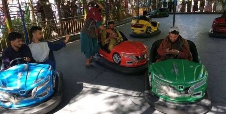 В захваченном городе талибы катаются на каруселях и машинках (ФОТО)
