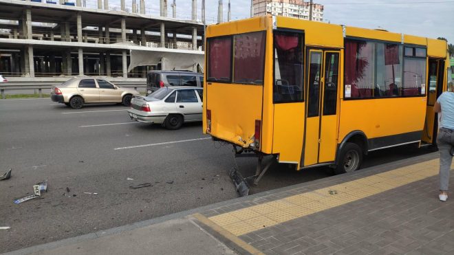 В Киеве на Борщаговке в маршрутку врезалось авто (ФОТО)
