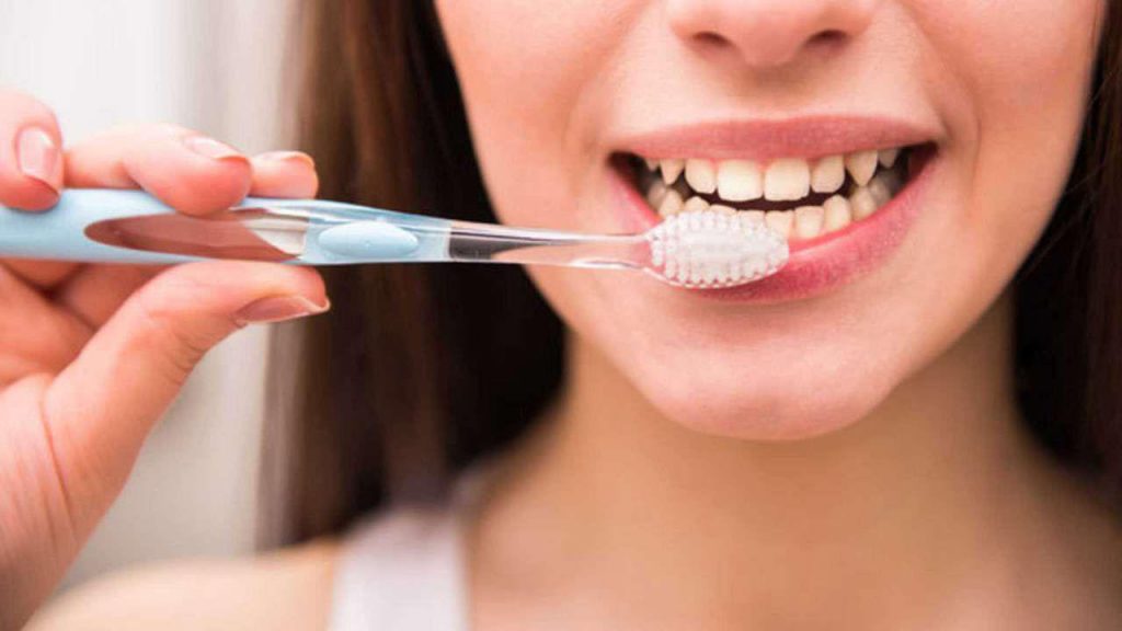 Стоматолог рассказал о вреде чистки зубов после завтрака
