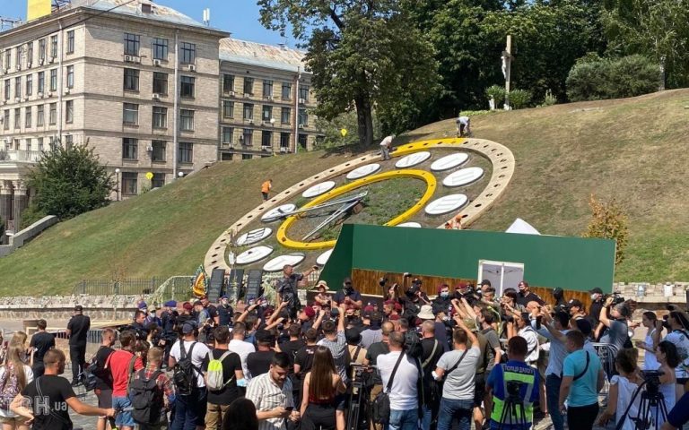 Чиновники рассказали, кто заказал советскую инсталляцию на Аллее Героев Небесной Сотни в Киеве