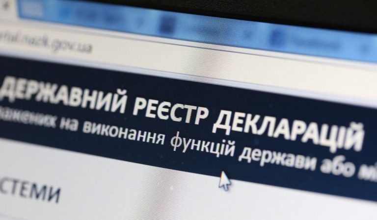 Петиция украинцев с призывом рассекретить декларации чиновников за сутки набрала в два раза больше необходимых голосов