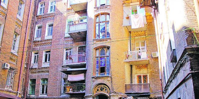 В Черноморске пожилая женщина выпала из окна на 7 этаже