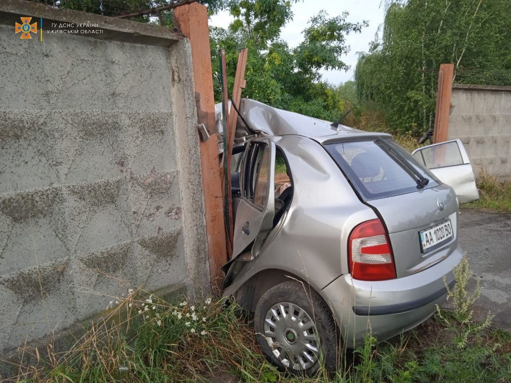 В Борисполе Skoda Fabia врезался в бетонный забор: водитель погиб (ФОТО)