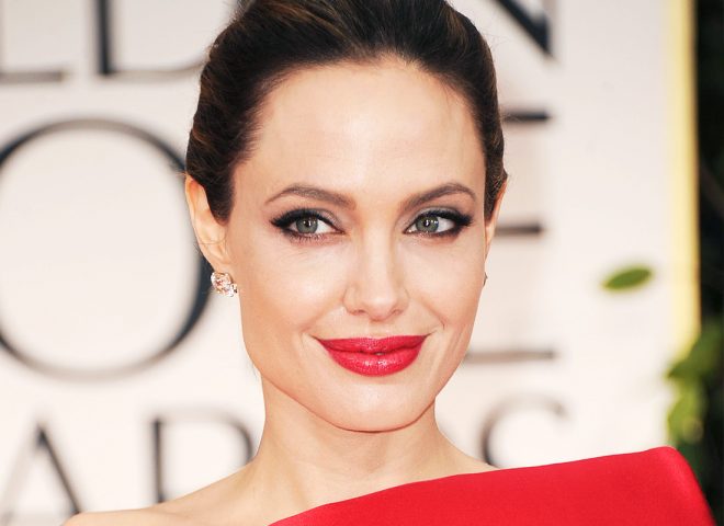 Анджелину Джоли в черном платье запечатлели в Лос-Анджелесе (ФОТО)