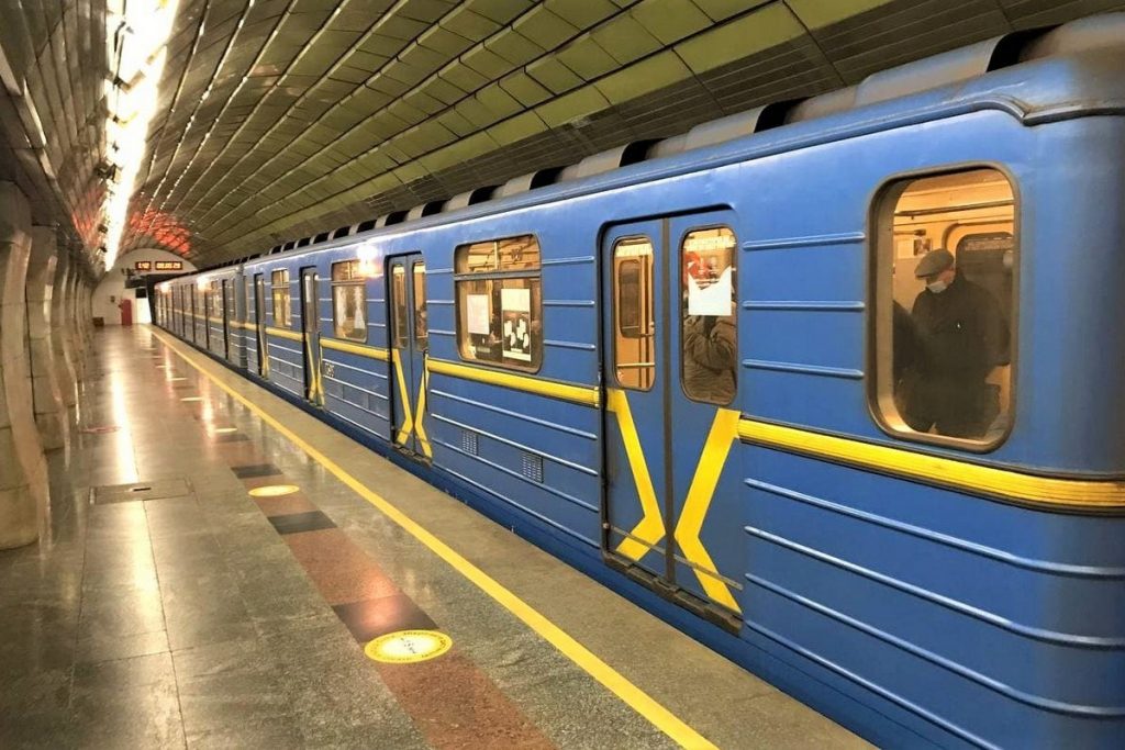В Киевском метрополитене мужчина упал на рельсы
