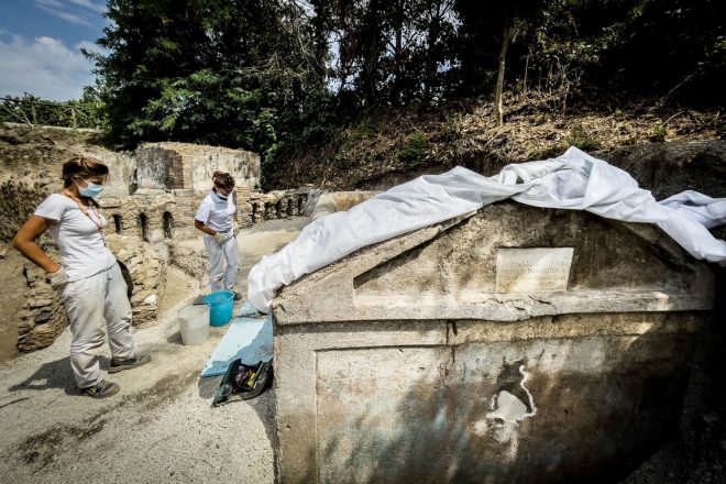 Археологи в Помпеях обнаружили странный скелет жреца (ФОТО)