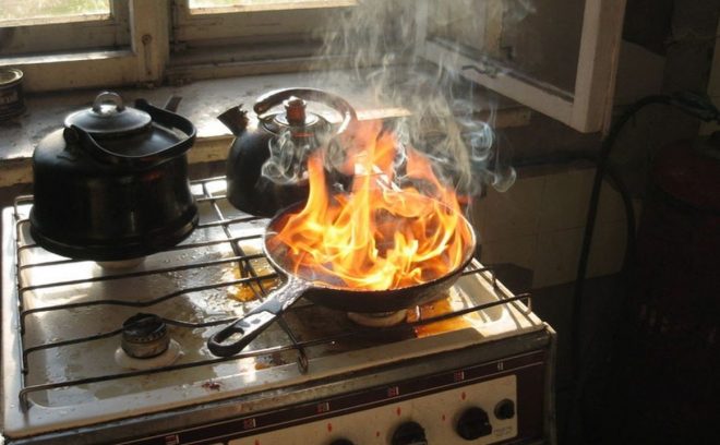 В Киеве пожарные спасли горе-кулинара, который едва не погиб в собственной квартире