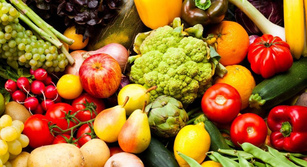 Врачи рассказали, чем могут быть вредны свежие овощи и фрукты