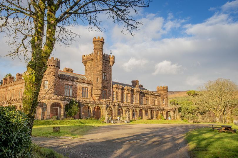 В Шотландии замок XIX века продают за 1 фунт стерлингов (ФОТО)