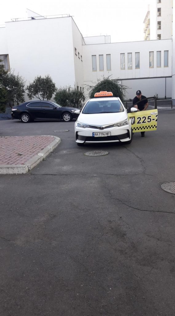 Просил никому не рассказывать: в Киеве таксист избил итальянку (ФОТО, ВИДЕО)