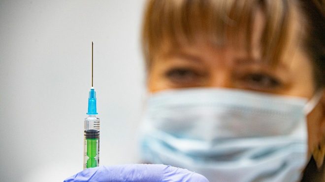 В Украине ряд профессий обяжут вакцинироваться от коронавируса: подробности