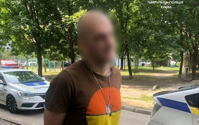 На Виноградаре в Киеве уголовник гулял с гранатой в сумке (ФОТО)