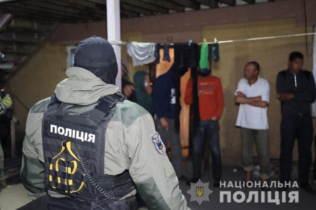 Жертв подыскивали на вокзалах: В Киеве банда держала 120 человек в рабстве (ФОТО) 